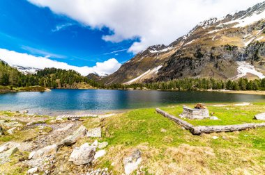İsviçre, Engadine 'deki Cavlocc Gölü manzarası ve onu çevreleyen dağlar..