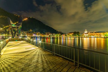 Como şehri, göller, katedral, liman ve demirlemiş teknelerle akşam fotoğraflandı..