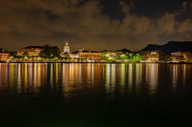 Como şehri, göller, katedral, liman ve demirlemiş teknelerle akşam fotoğraflandı..