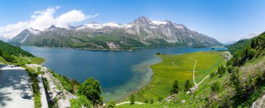 Upper Engadine, Sils Gölü, ve Isola köyü, yazın yukarıdan fotoğraflandı..