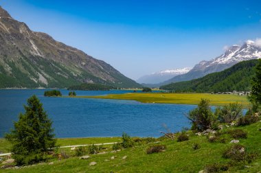 Upper Engadine, Sils Gölü, ve Isola köyü, yazın yukarıdan fotoğraflandı..