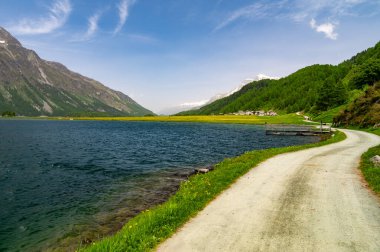Upper Engadine, Sils Gölü, ve Isola köyü, yazın yukarıdan fotoğraflandı..
