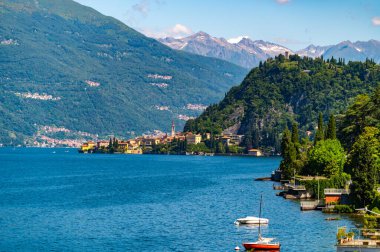 Como Gölü 'ndeki Varenna kasabası ve Vezio Şatosu uzaktan fotoğraflandı..