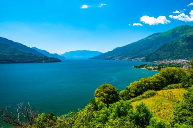 Domaso ve Como Gölü 'nün Panorama' sı, bir yaz günü.