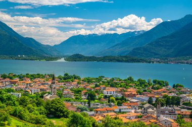Domaso ve Como Gölü 'nün Panorama' sı, bir yaz günü.