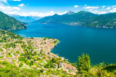 Como Gölü 'nün Panorama' sı, Croce köyünden Menaggio kasabası ve tepesindeki dağlarla fotoğraflandı..