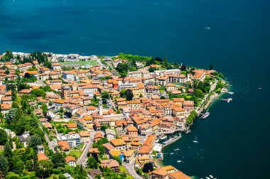 Menaggio kasabası, yukarıdan çekilmiş, binalar, göl kenarı ve demirli rıhtımlar..