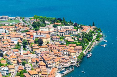 Menaggio kasabası, yukarıdan çekilmiş, binalar, göl kenarı ve demirli rıhtımlar..