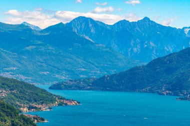 Como Gölü 'nün Panorama' sı, Croce köyünden Menaggio kasabası ve tepesindeki dağlarla fotoğraflandı..