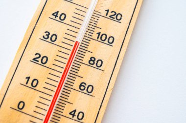 Işık yüzeyindeki termometre, yüksek sıcaklığı gösteriyor. Küresel sıcaklık.