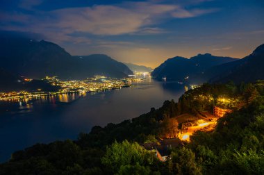 Lecco Gölü kıyılarının panoramik görüntüsü, Lecco ili dağları ve köyleri ile birlikte..