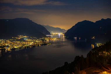 Lecco Gölü kıyılarının panoramik görüntüsü, Lecco ili dağları ve köyleri ile birlikte..