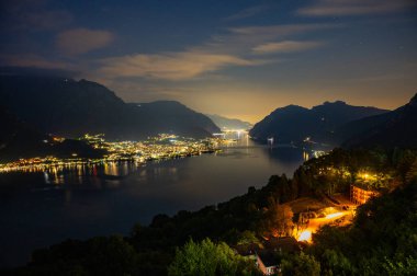 Lecco Gölü kıyılarının panoramik görüntüsü, Lecco ili dağları ve köyleri ile birlikte..