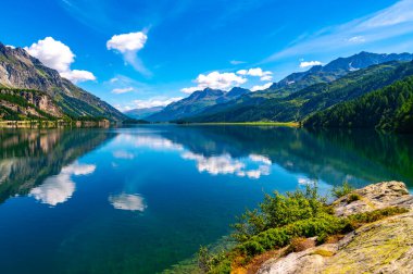 Engadine, İsviçre, Sils Maria Gölü, Isola köyü, yazın fotoğraflandı..