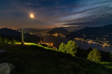 Como Gölü 'nden Panorama, Tremezzina, Villa Balbianello, Lugano Gölü' nün bir görüntüsü, Alpe Camaggiore 'den, alacakaranlıkta çekildi..