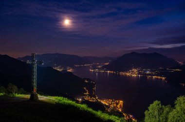 Como Gölü 'nden Panorama, Tremezzina, Villa Balbianello, Lugano Gölü' nün bir görüntüsü, Alpe Camaggiore 'den, alacakaranlıkta çekildi..