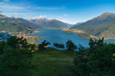 Como Gölü manzaralı, kuzeye bakıyor, Musso 'dan, Alpler, köyler ve Valtellina dağlarıyla..