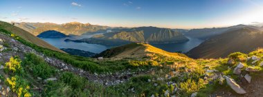 Como Gölü 'nün gün batımında Bellagio ve yukarıdaki dağların panoramik görüntüsü..