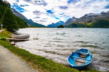 Upper Engadine, Sils Gölü, ve Isola köyü, yazın yukarıdan fotoğraflandı..