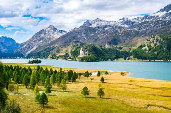 Upper Engadine, Sils Gölü, ve Isola köyü, yazın yukarıdan fotoğraflandı..