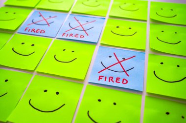 Üzerinde gülen yüzler çizilmiş kağıtlar, bazılarının üzerine x çizilmiş ve 