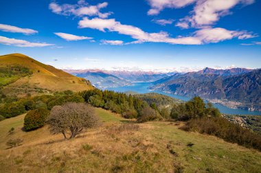 Como Gölü Panoraması, Monte San Primo 'dan sonbaharda çekilmiş, çevresindeki köyler ve dağlarla birlikte..