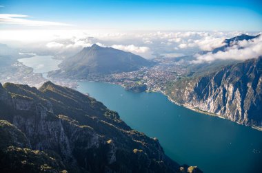 Lecco şehri, gün boyunca, etrafını saran dağlar ve Como Gölü ile birlikte..