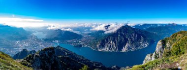 Lecco şehri, gün boyunca, etrafını saran dağlar ve Como Gölü ile birlikte..