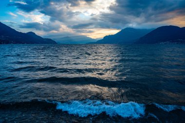 Dervio 'daki Como Gölü Panoraması' nda yelkenli tekneler ve güneş ışınları gölü aydınlatıyor..