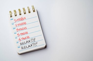 Hafta içi takvimi ve her gün stres ve tükeniş dolu kelimeler. Stres, endişe ve tükeniş.