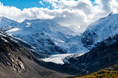 Sonbaharda Morteratsch buzulunun yakın görüntüsü, Engadin, İsviçre.