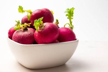 Turplar, taze toplanmış ve beyaz bir kaseye konmuş..