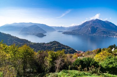 Como Gölü, Perledo 'dan çekilmiş, Varenna, Bellagio, Castello di Vezio ve Punta Balbianello' yu bir bahar günü gösteriyor..