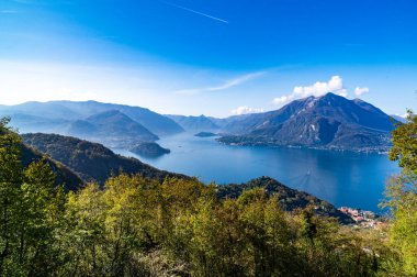 Como Gölü, Perledo 'dan çekilmiş, Varenna, Bellagio, Castello di Vezio ve Punta Balbianello' yu bir bahar günü gösteriyor..