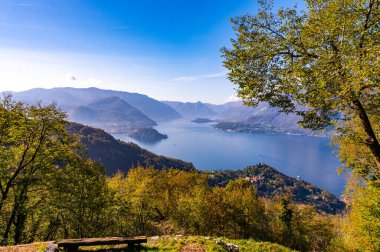 Como Gölü, Perledo 'dan çekilmiş, Varenna, Bellagio, Castello di Vezio ve Punta Balbianello' yu bir bahar günü gösteriyor..