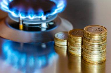 Gaz sobası yanıyor, üstünde de bozuk paralar var. Benzin giderleri ve gümrük vergilerinde artış.