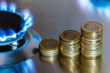 Gaz sobası yanıyor, üstünde de bozuk paralar var. Benzin giderleri ve gümrük vergilerinde artış.
