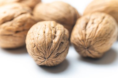 Ceviz, beyaz yüzeyde, yakından fotoğraflanmış..