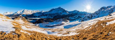 İsviçre, Engadine 'deki Grevasalvas ve Sils Gölü' nün manzarası..