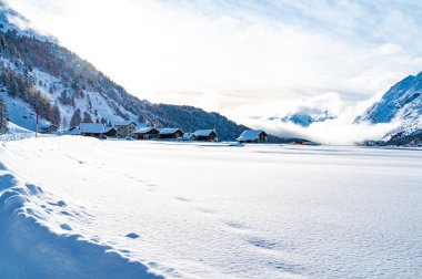 Engadine, İsviçre: Sils Maria Gölü, Isola köyü, kışın karla ve donmuş gölle fotoğraflandı.