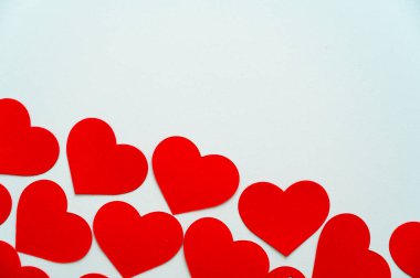 Kırmızı kalpler, beyaz bir yüzeyde yan yana. Aşk, duygular.