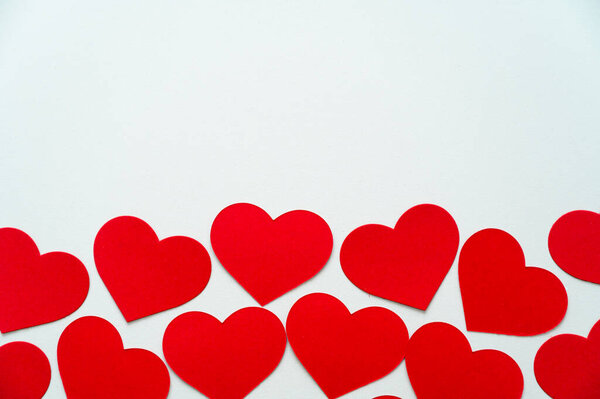 Красные сердца, рядом друг с другом, на белой поверхности. Любовь, чувства.
