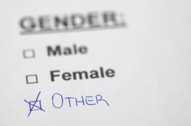 Cinsiyet metni, erkek ve kadın seçenekleri içeren modül, ama kalemle yazılmış 