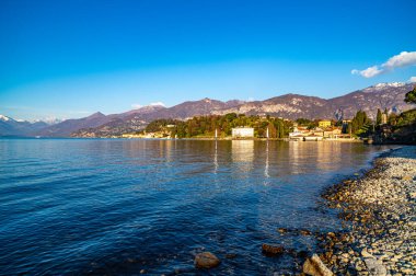 Como Gölü kıyısındaki Bellagio kasabası, bir sonbahar günü fotoğraflandı..