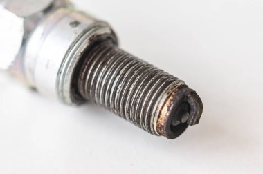 İçten yanmalı motor için buji, kullanım belirtileri gösteriyor. Motorun bakımı ve bakımı.