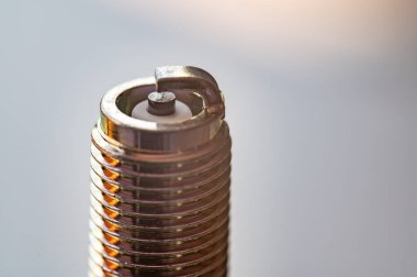 İçten yanmalı motor için yeni buji. Motorun bakımı ve bakımı.