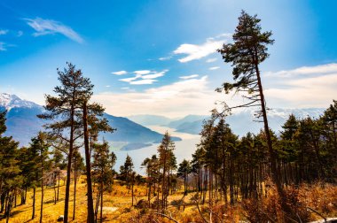 Como Gölü, Montemezzo 'dan görüldü, üzerinde kasabalar ve dağlar vardı..