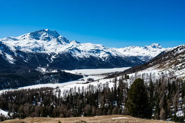 Champfre 'de kayak pistleri ve kayak asansörleriyle Yukarı Lokomotif ve göllerin panoraması.