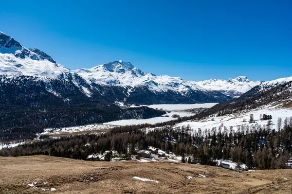 Champfre 'de kayak pistleri ve kayak asansörleriyle Yukarı Lokomotif ve göllerin panoraması.