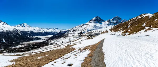 Champfre 'de kayak pistleri ve kayak asansörleriyle Yukarı Lokomotif ve göllerin panoraması.